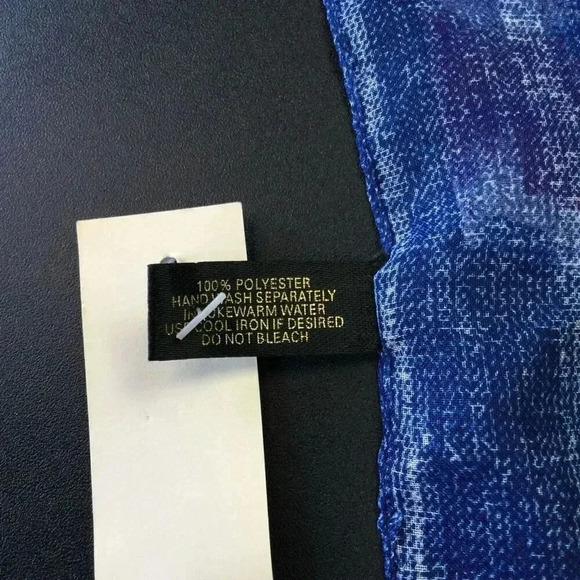 Liz Sinclair Womens Blue Geo Pattern Made in Italy Scarf NWT - Picture 5 of 7